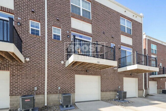 Building Photo - 2 Bed 1.5 Bathroom Condo Available in Springfield
