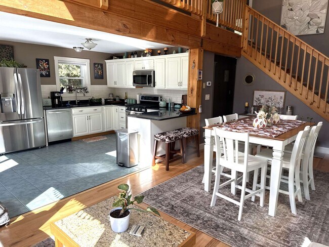 Building Photo - 57 Meetinghouse Rd