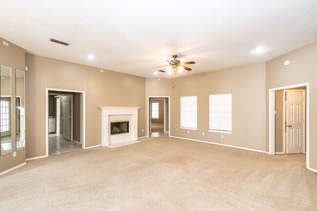 Foto del edificio - Large 3 Bedroom Home