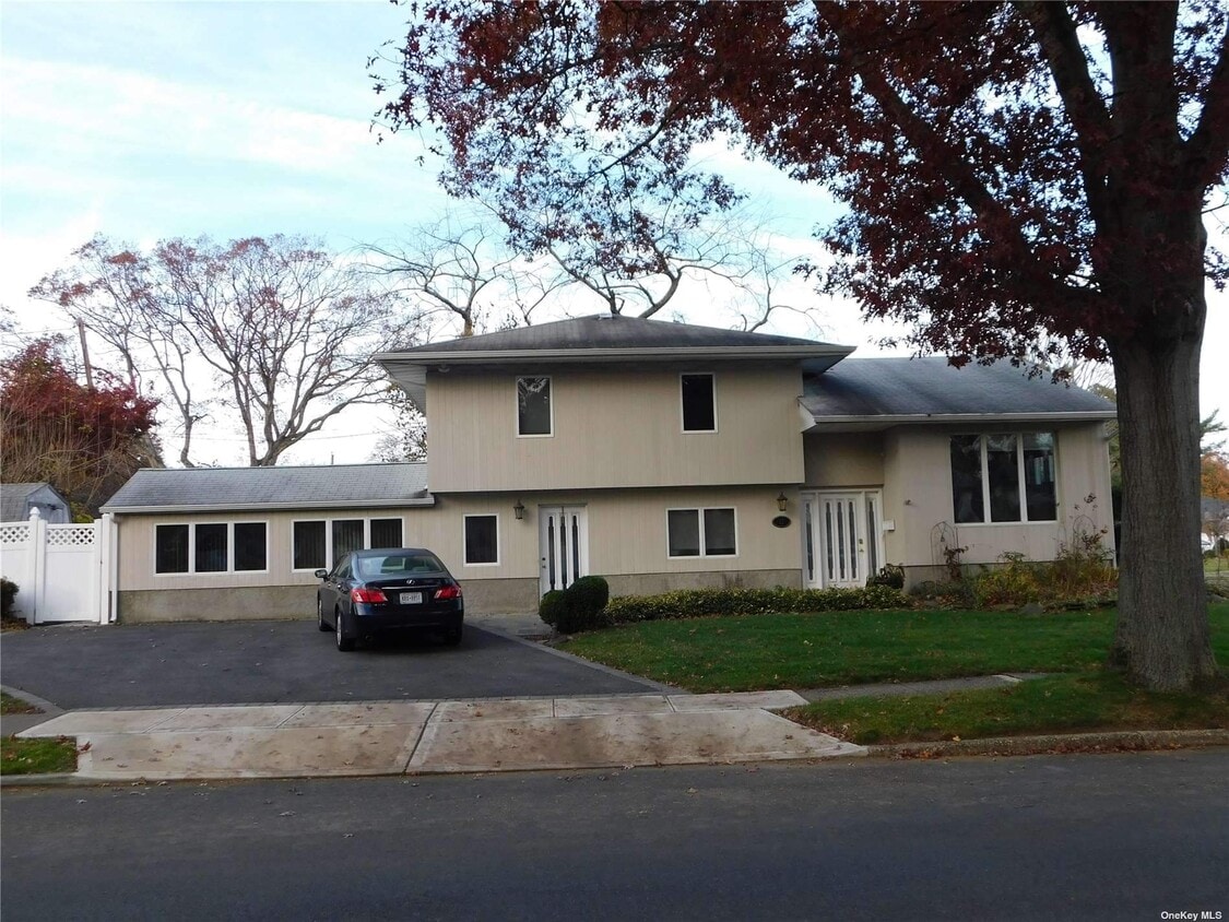Primary Photo - 11 Rensselaer Dr