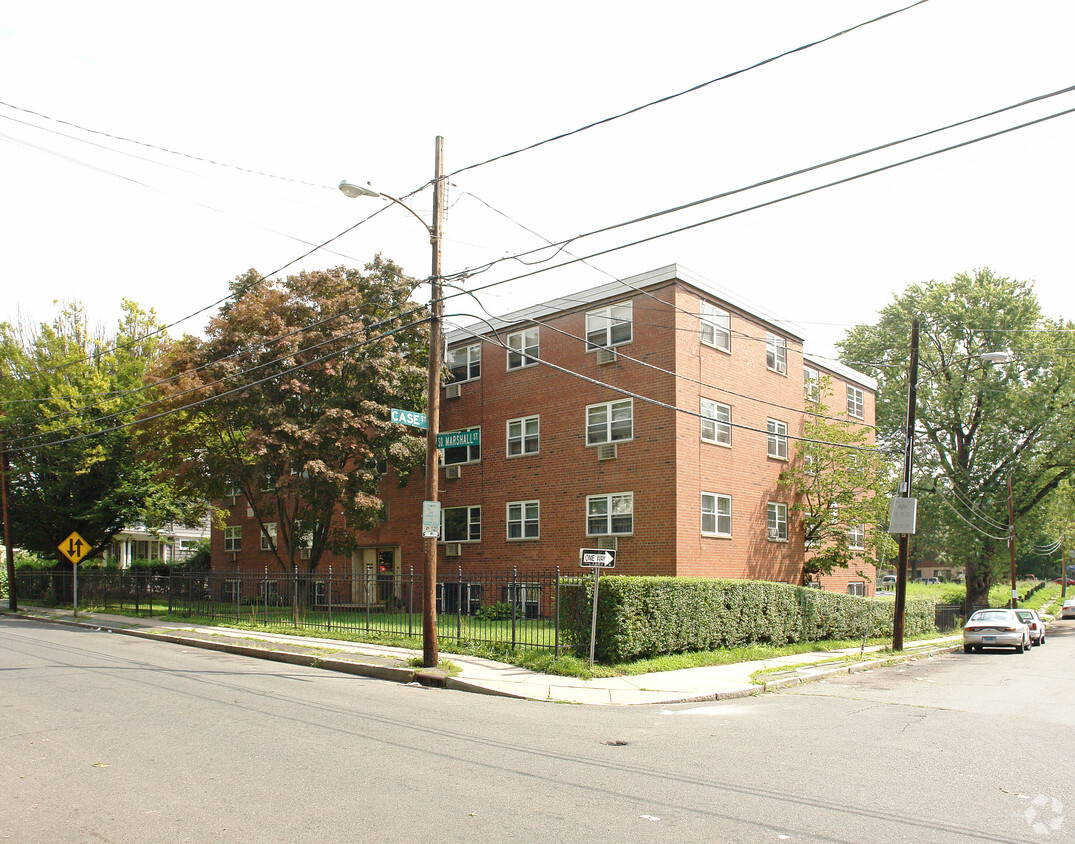 Vista frontal del edificio - Maple Hill Apartments