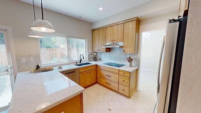 Foto del edificio - 2212 Summerhill Dr