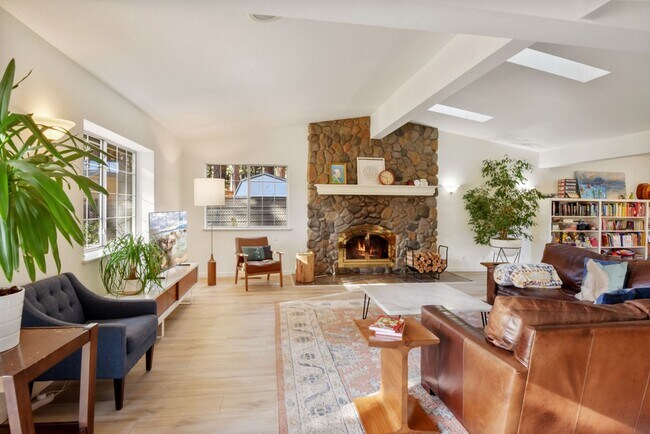 Foto del edificio - Ideal Family Home in Mill Creek – Walk to the Lake!