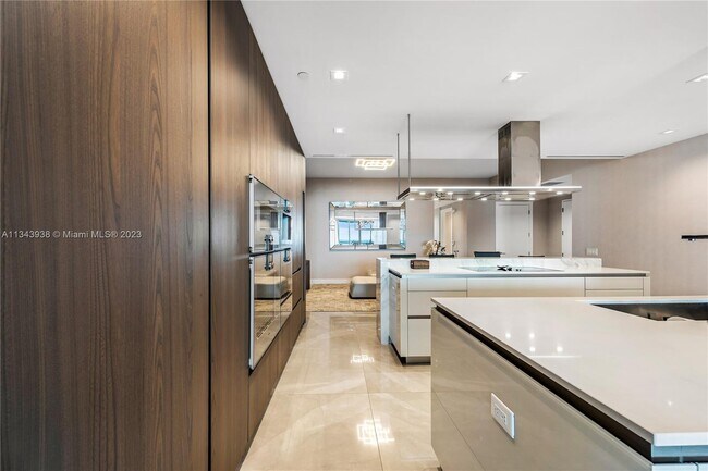 Building Photo - 18501 Collins Ave