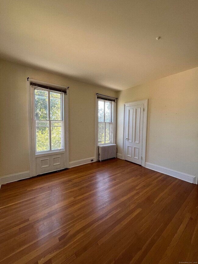 Foto del edificio - 218 Flax Hill Rd
