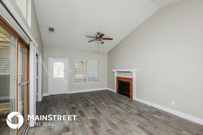 Foto del edificio - 4644 Baytree Dr