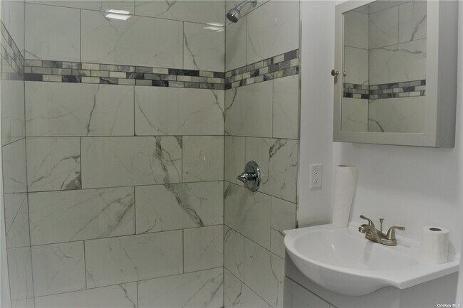 Foto del edificio - 1420 Castleton Ave