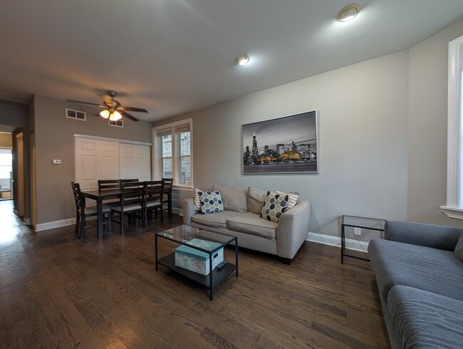 Foto del edificio - 1911 W Addison St