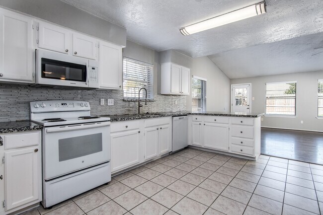 Foto del edificio - 16210 Cypress Point Dr