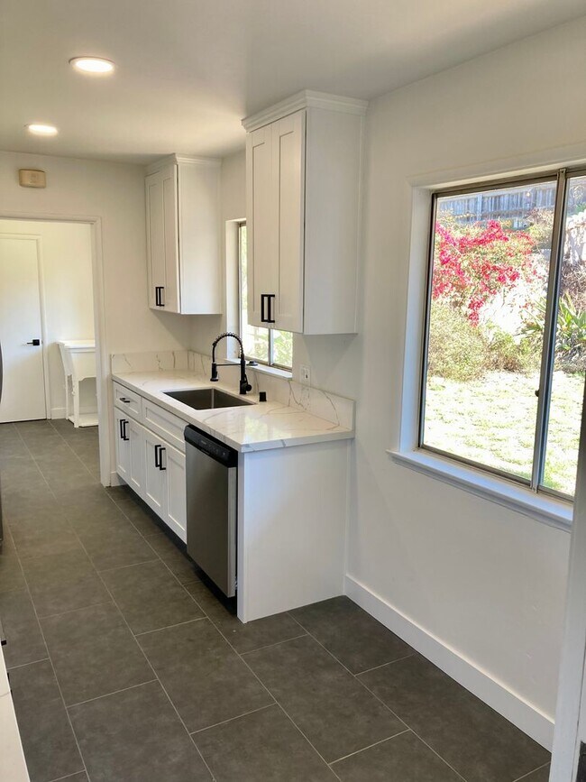 Foto del edificio - Mid-Century Modern Bay Park Home