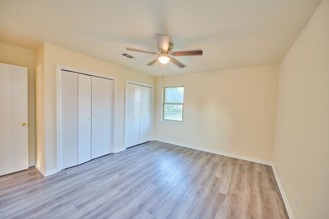 Foto del edificio - Viewable April 1st!  Small Pets Accepted!