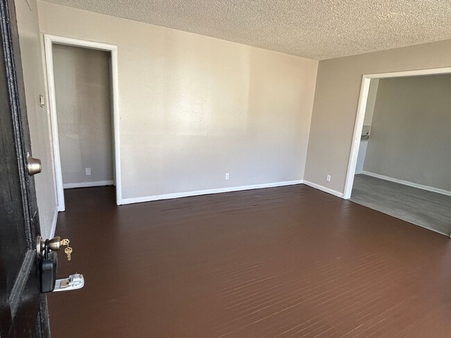 Building Photo - 3 Bedroom!