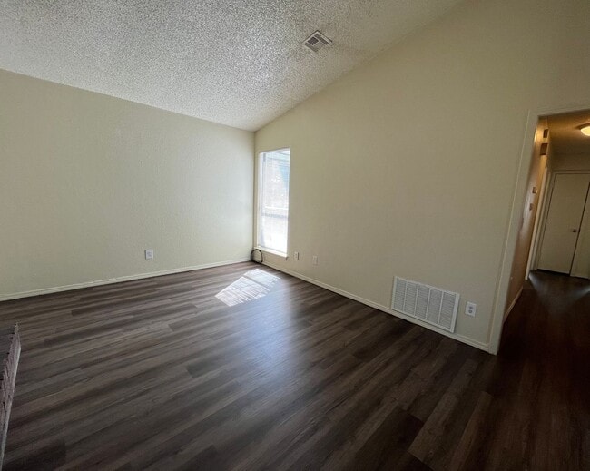 Building Photo - 3 Bedroom duplex!!
