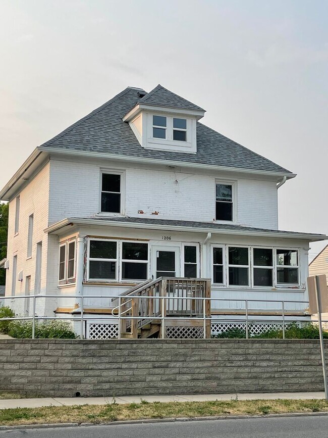 Building Photo - 1206 W College Ave