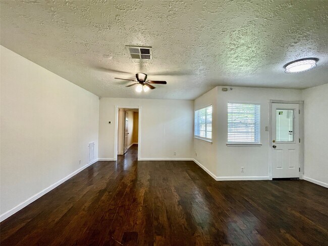 Building Photo - 5375 Little John Ln