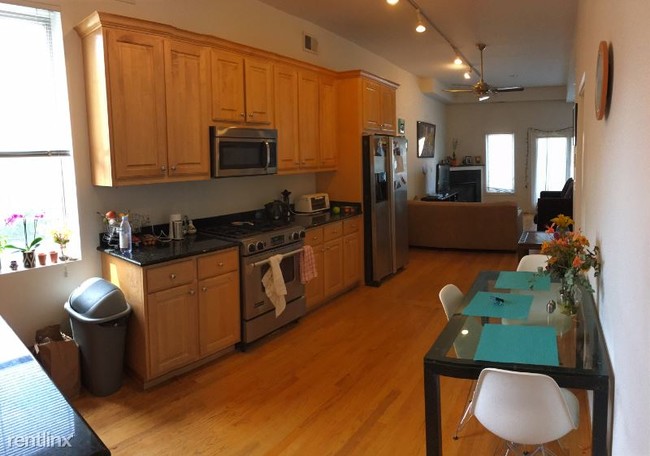 Building Photo - 3 br, 2 bath Apartment - 742 W. Schubert