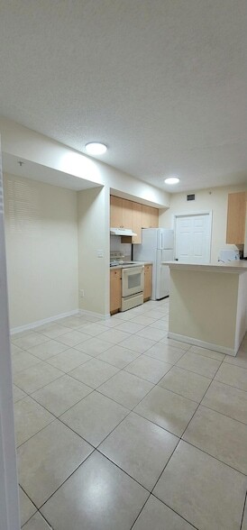 Building Photo - 5032 Lantana Rd