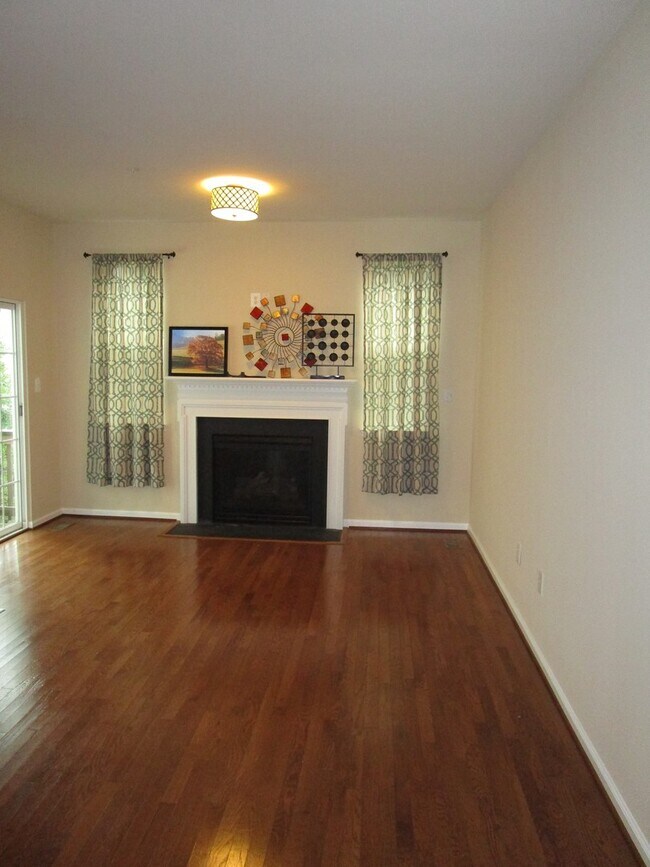 Building Photo - Beautiful 3 Bed/2 Full/2 Half Bath Townhom...