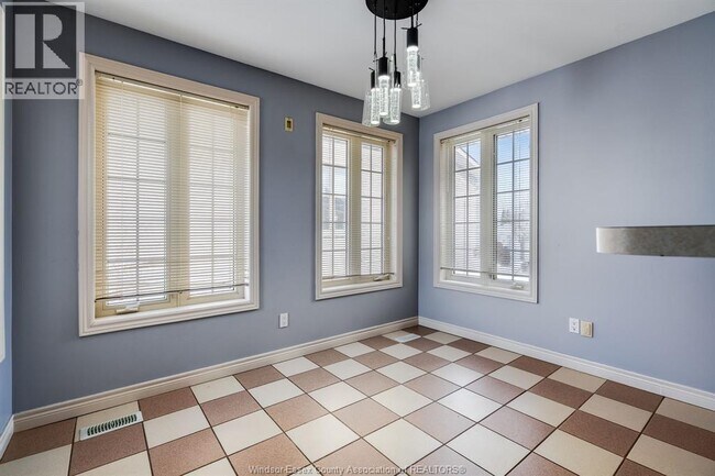 Photo du bâtiment - 40 Debergh Ave