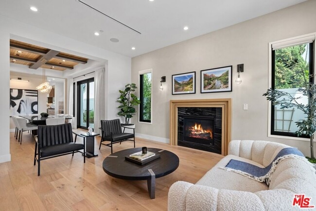 Building Photo - 971 S Bundy Dr