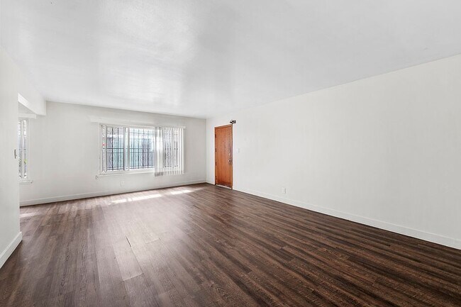 Building Photo - 10618 Crenshaw Blvd