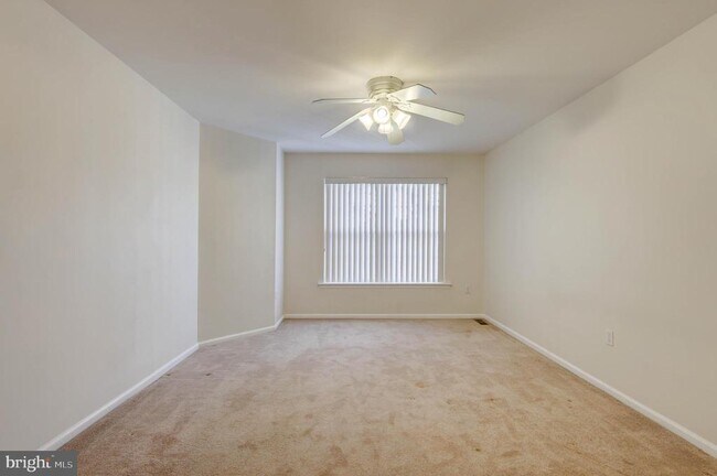 Foto del edificio - 100 Forest Dr