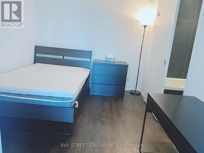 Photo du bâtiment - 101 Charles St E