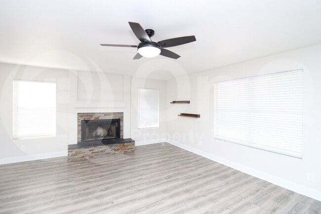 Building Photo - 1210 E Whitefish Bay Ct