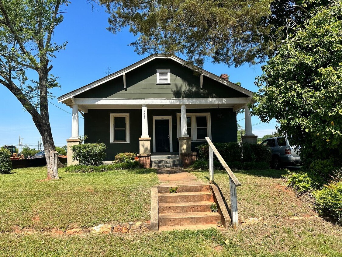 Foto principal - Lovely 4 Bedroom House in Tryon Hills