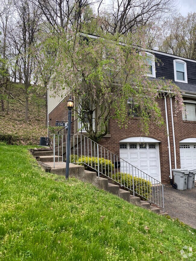 Apartments with Garages in Etna, PA 1 Rentals