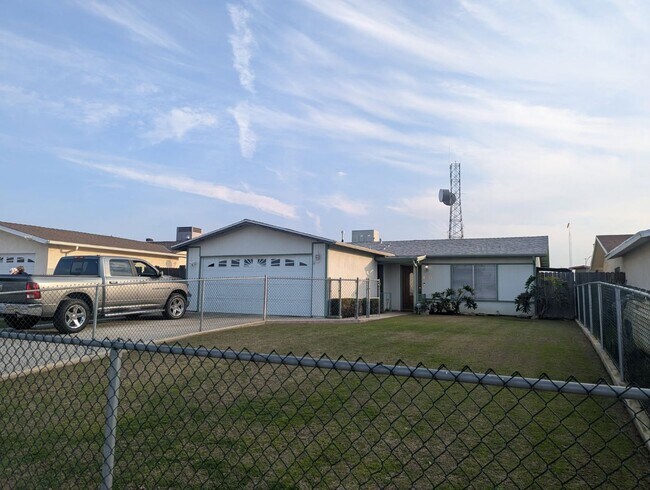 Foto del edificio - Bright 3-Bedroom Home with Solar, Backup Batteries, New plumbing, and Storage shed.
