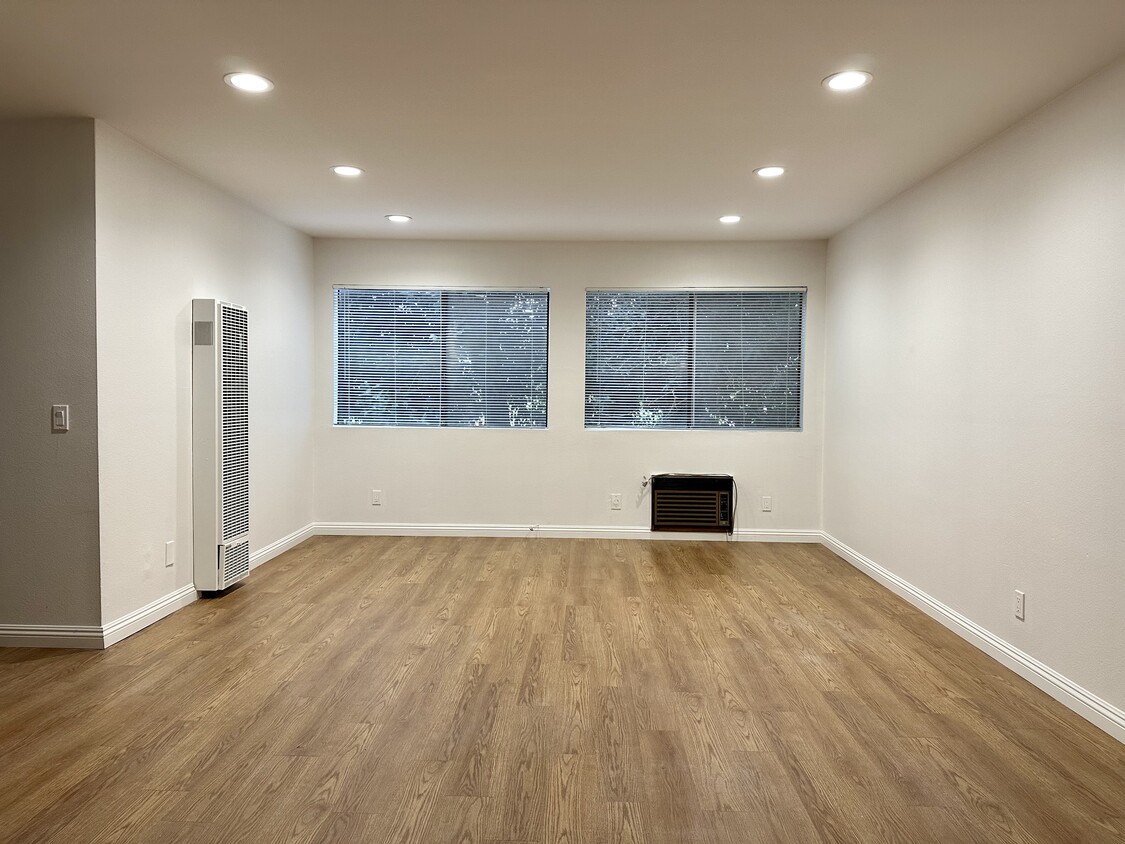 Foto principal - 634 N Alexandria Ave