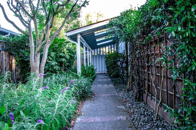 Building Photo - 267 Oakhurst Pl