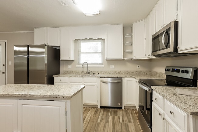 Foto del edificio - 4072 Old Trail Rd W