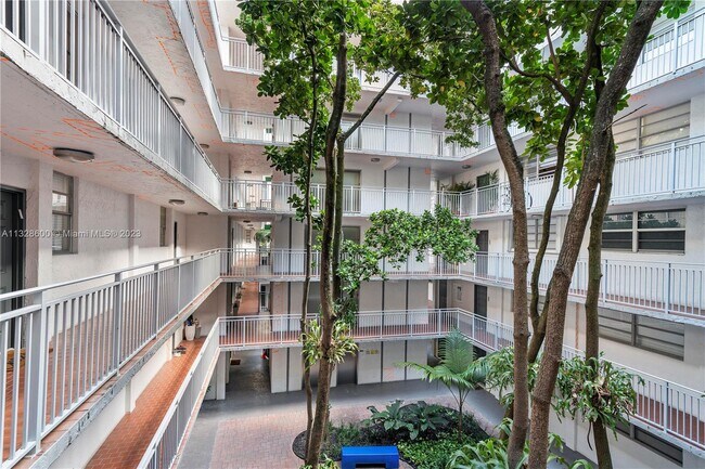 Foto del edificio - 750 NE 64th St