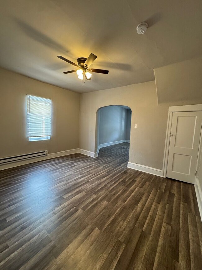 Foto del edificio - Spacious 3-Bedroom Home in Elmwood Park — ...
