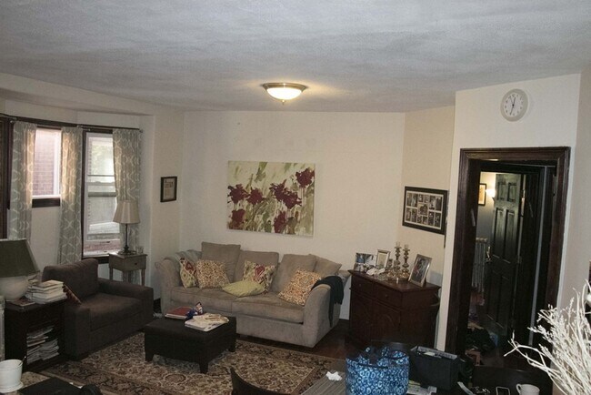 Foto del edificio - Renovated 3 bed, 2 bath with an office in the heart of Coolidge Corner.