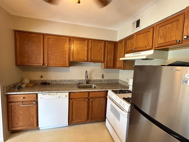 Building Photo - 480 Fox Hills Dr S