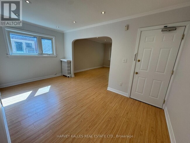 Building Photo - 38 Strathgowan Ave