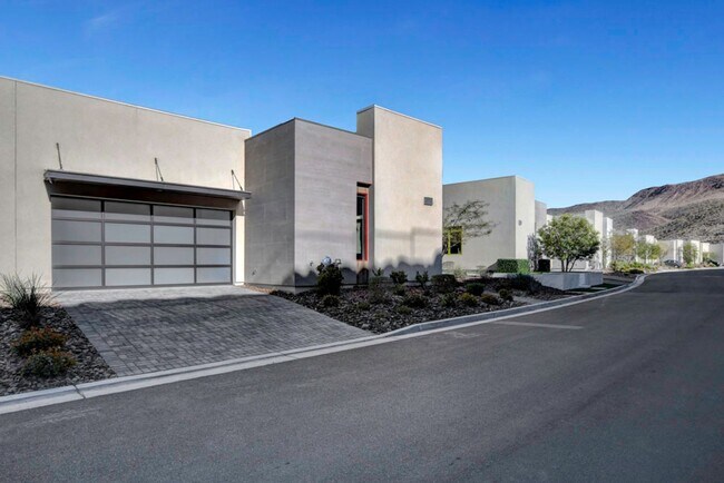 Building Photo - MacDonald Highlands Beauty With Awesome Views