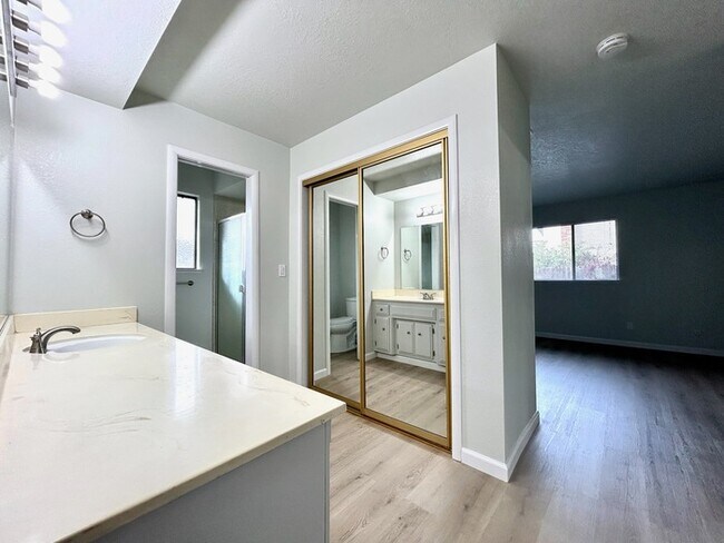 Building Photo - Adorable 3bd/2bth home in Sacramento!