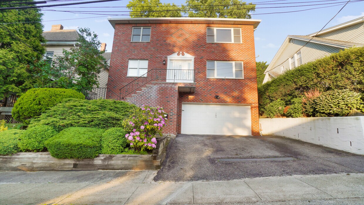 Foto principal - 164 Rossiter Ave