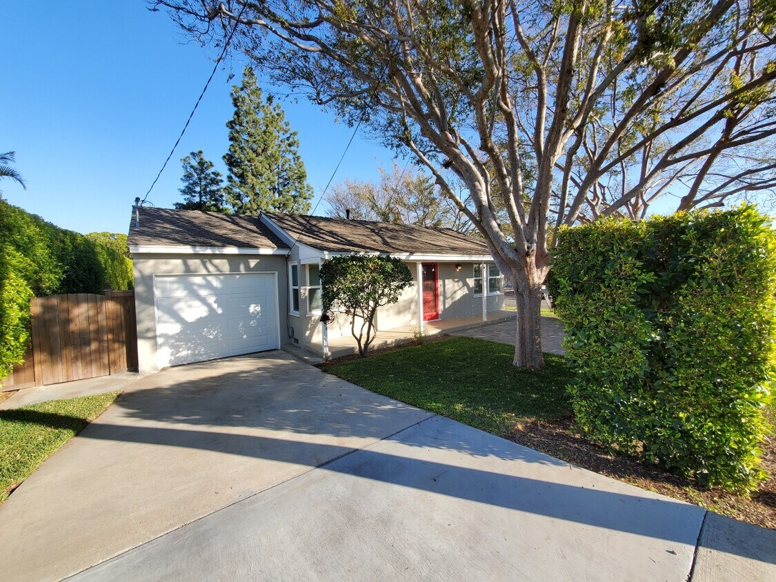 Foto principal - 10682 Center Dr