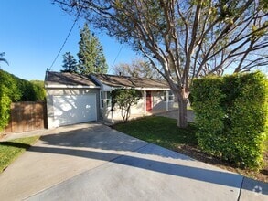 Building Photo - 10682 Center Dr