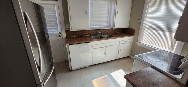 Foto del edificio - 2 bedroom brick home close to St Francis