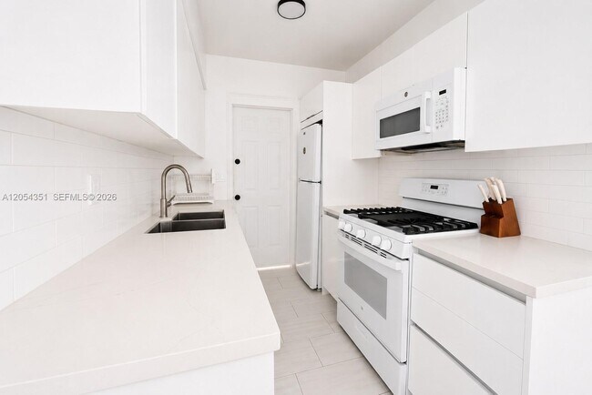 Foto del edificio - 815 W 39th St
