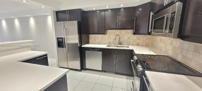 Building Photo - 18051 Biscayne Blvd