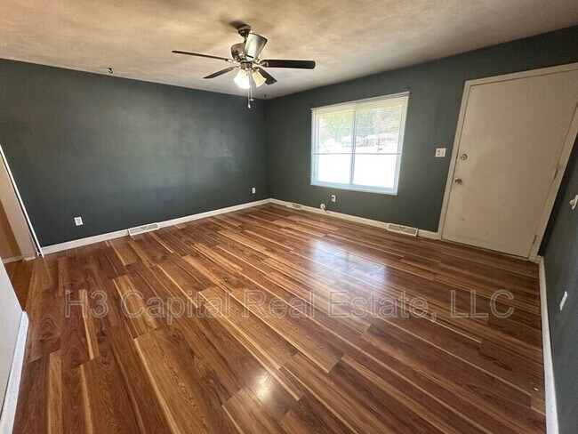 Foto del edificio - 109 E Poos Dr