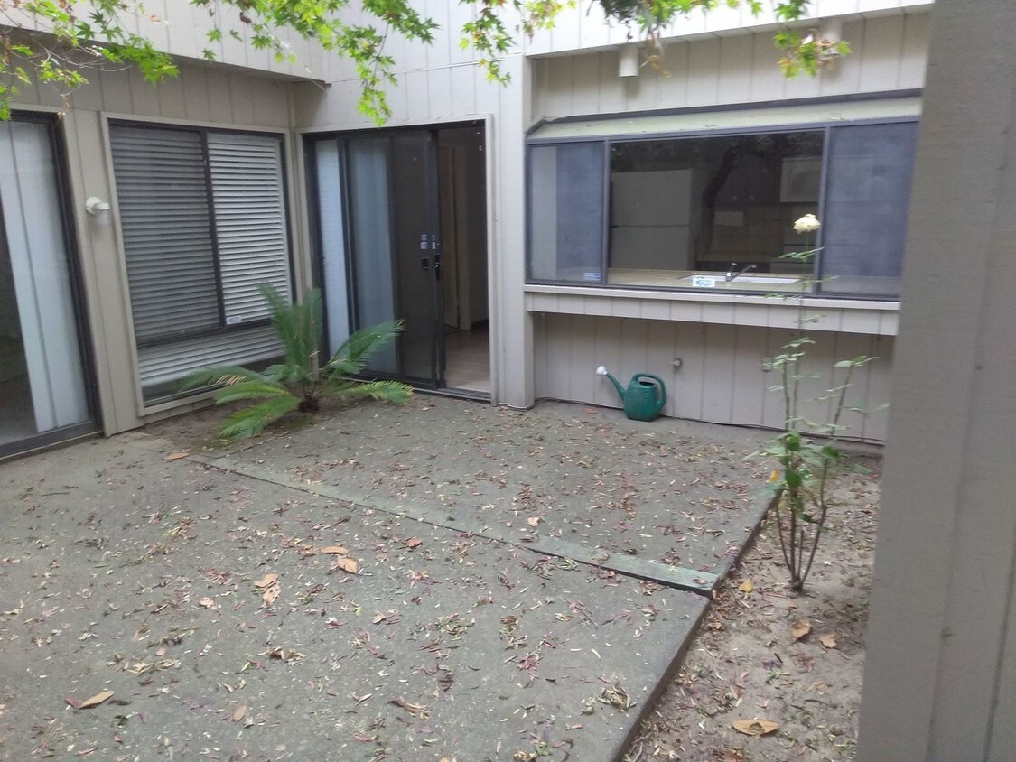 Foto del edificio - 2 br, 2.5 bath House - 208 DUNBARTON CIRCLE -