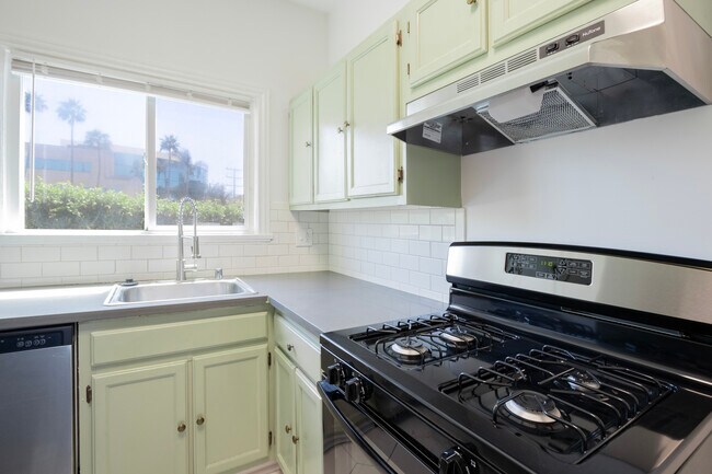 Building Photo - 714 N Van Ness Ave